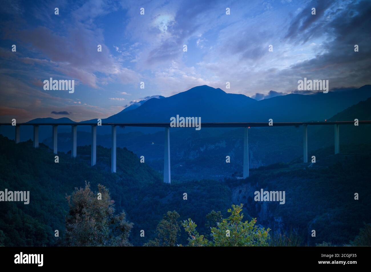 Italia Viadotto è un viadotto alto 260 metri (850 piedi) nel Parco Nazionale del Pollino, vicino