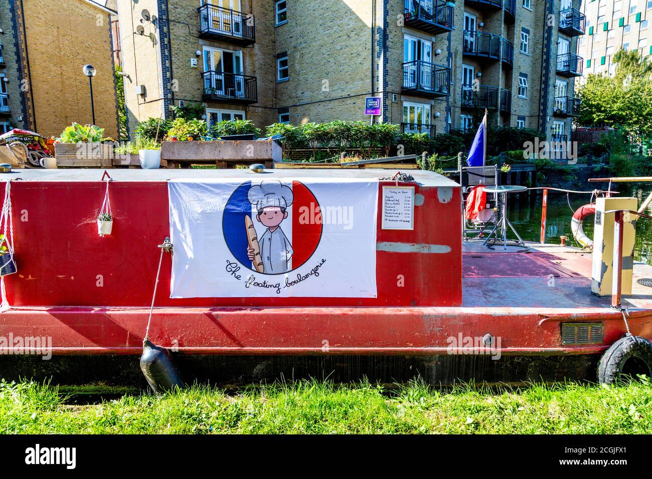 The Floating Boulangerie (Boulangerie Flottante) - panetteria francese su una chiatta ormeggiata sul canale Regents vicino a Victoria Park, Londra, Regno Unito Foto Stock