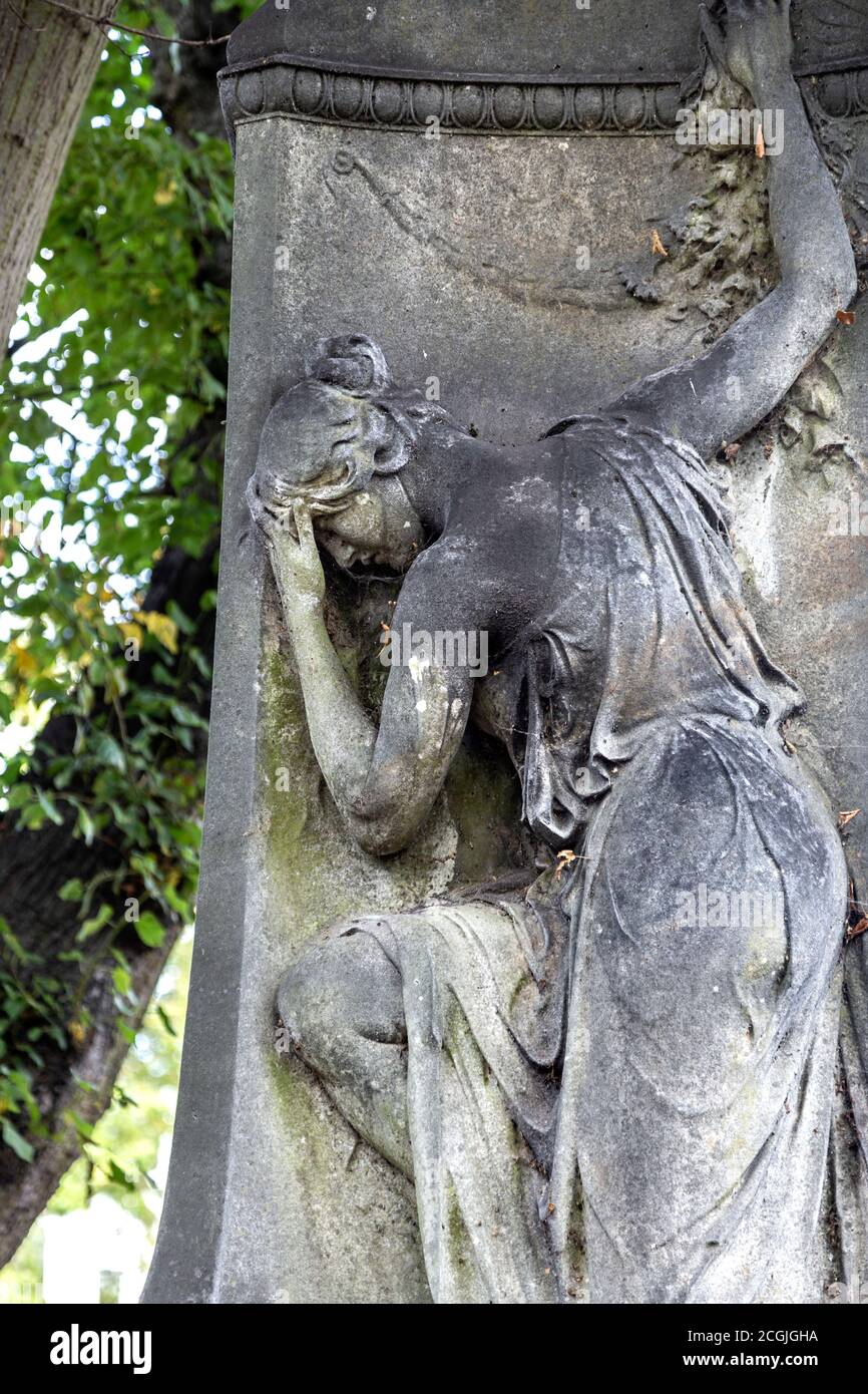 Sculture funerarie in uno dei magnifici sette cimiteri vittoriani del Kensal Green Cemetery, Londra, Regno Unito Foto Stock