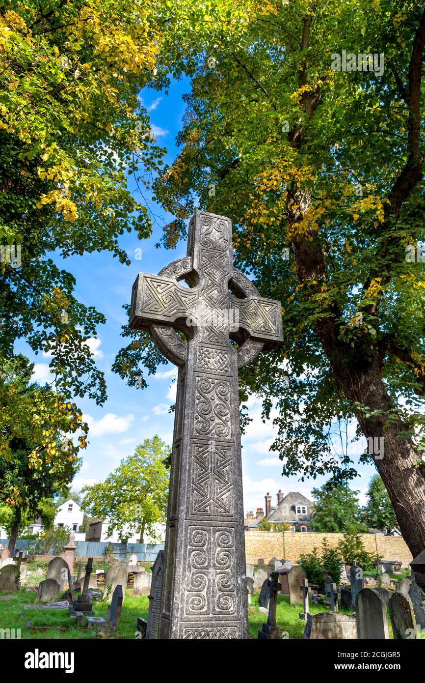 Croce celtica in uno dei magnifici sette cimiteri vittoriani del Kensal Green Cemetery, Londra, Regno Unito Foto Stock