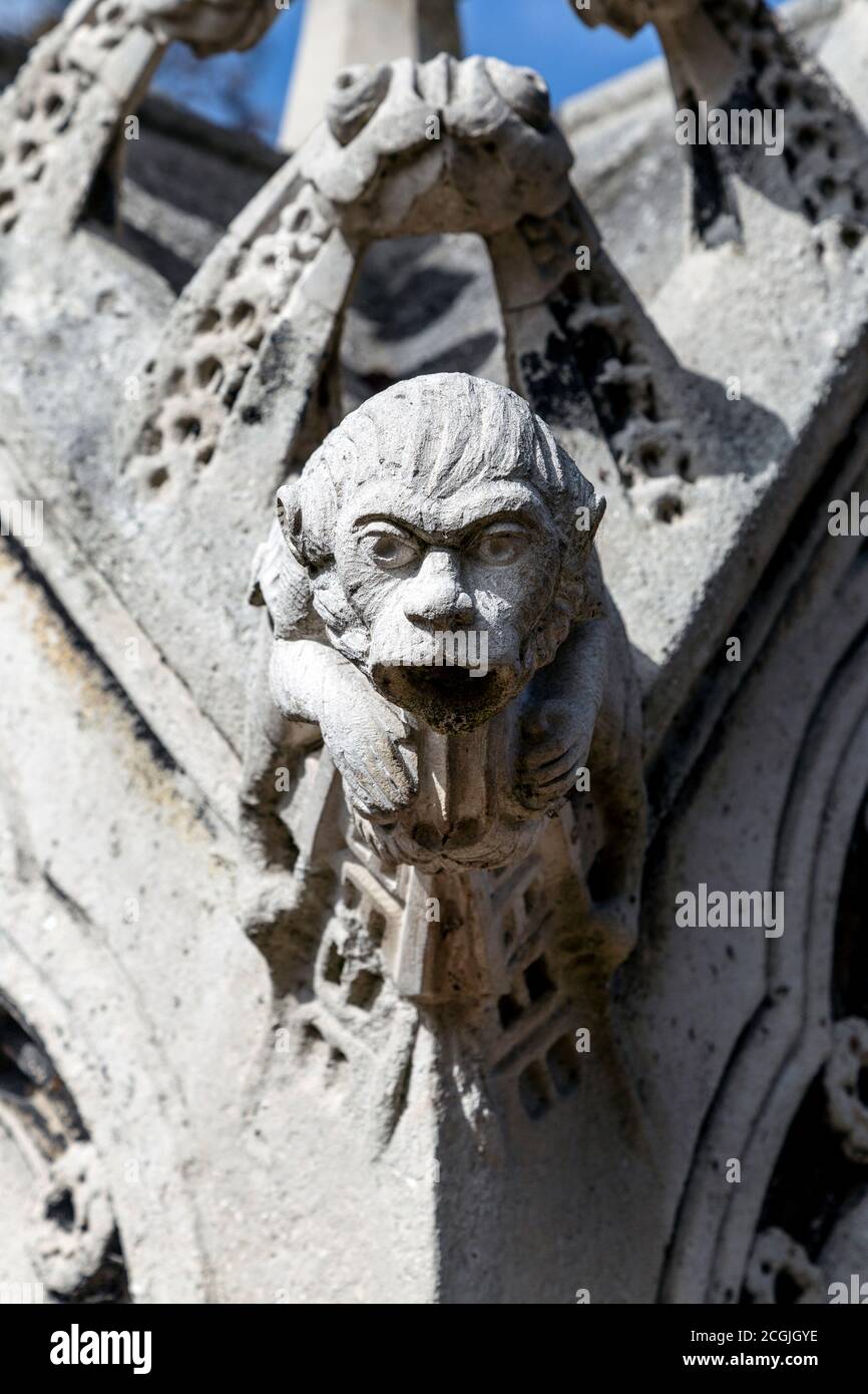 Ornato dettaglio di una scimmia su una tomba di Charles Spencer Ricketts, comandante navale sotto Lord Nelson al Kensal Green Cemetery, Londra, Regno Unito Foto Stock