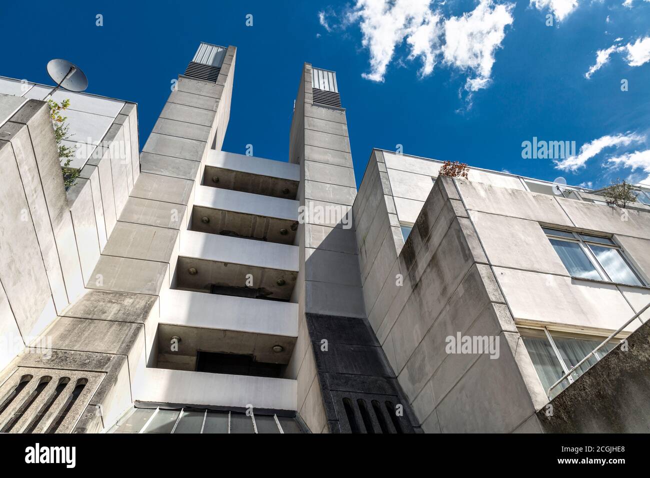 Esterno di un'asta di ventilazione presso il Brunswick Centre - brutalista centro residenziale e commerciale, Londra, Regno Unito Foto Stock
