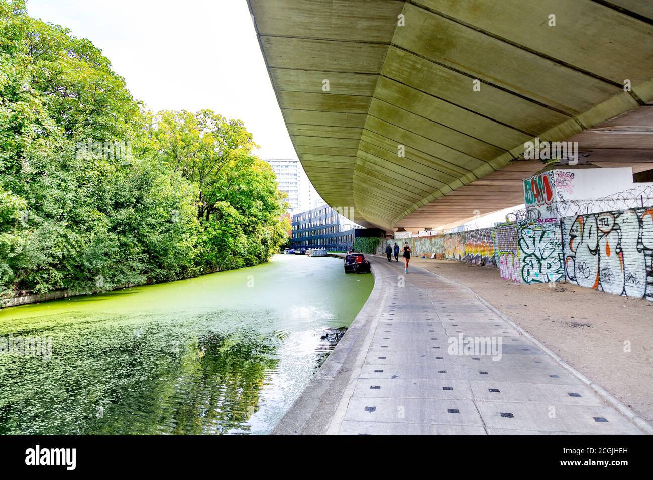 A40 Westway che passa sul Grand Union Canal a Westbourne Park, Londra, Regno Unito Foto Stock