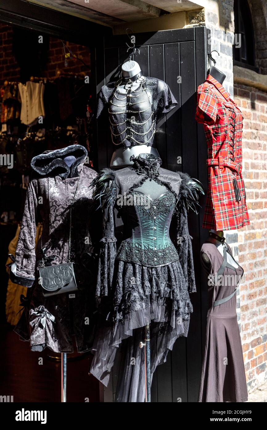 Abbigliamento gotico in mostra al Camden Stables Market; Londra; Regno Unito Foto Stock