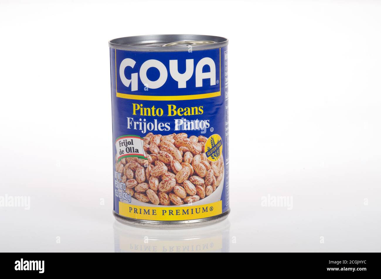 CAN di Goya Pinto Beans su bianco Foto Stock