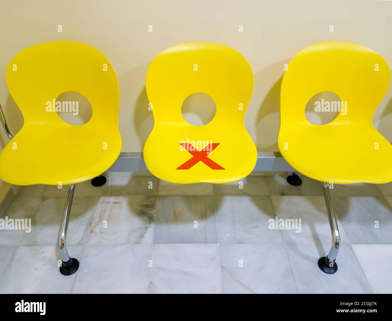 Concetti di distanza sociale e nuovo adesivo normale con il simbolo X posto su una sedia, costringendo le persone a mantenere una distanza per proteggersi Foto Stock