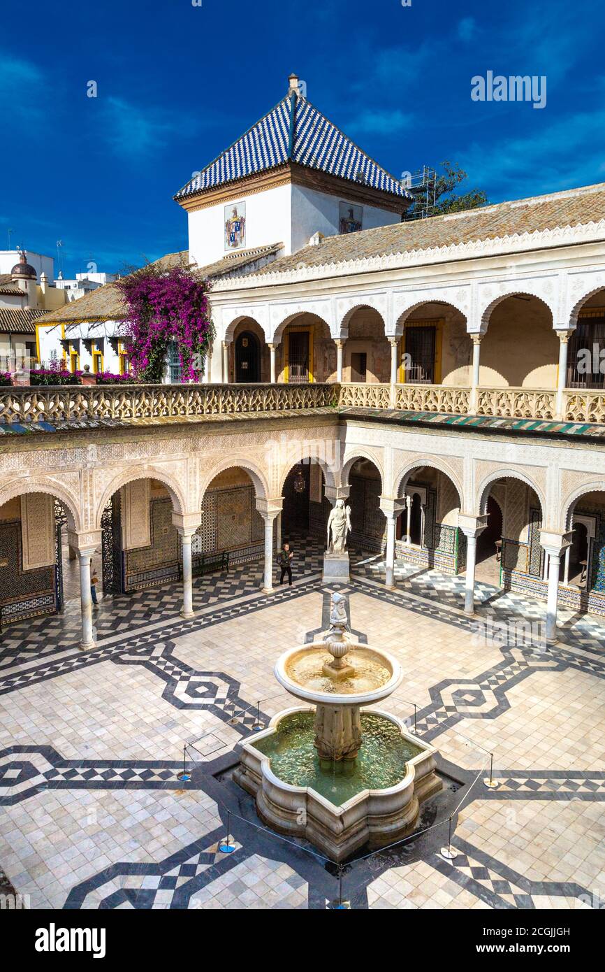 Interno del cortile estivo ispirato al Rinascimento con gallerie ad arco a Casa de Pilatos (Casa del Pilato), Siviglia, Spagna Foto Stock