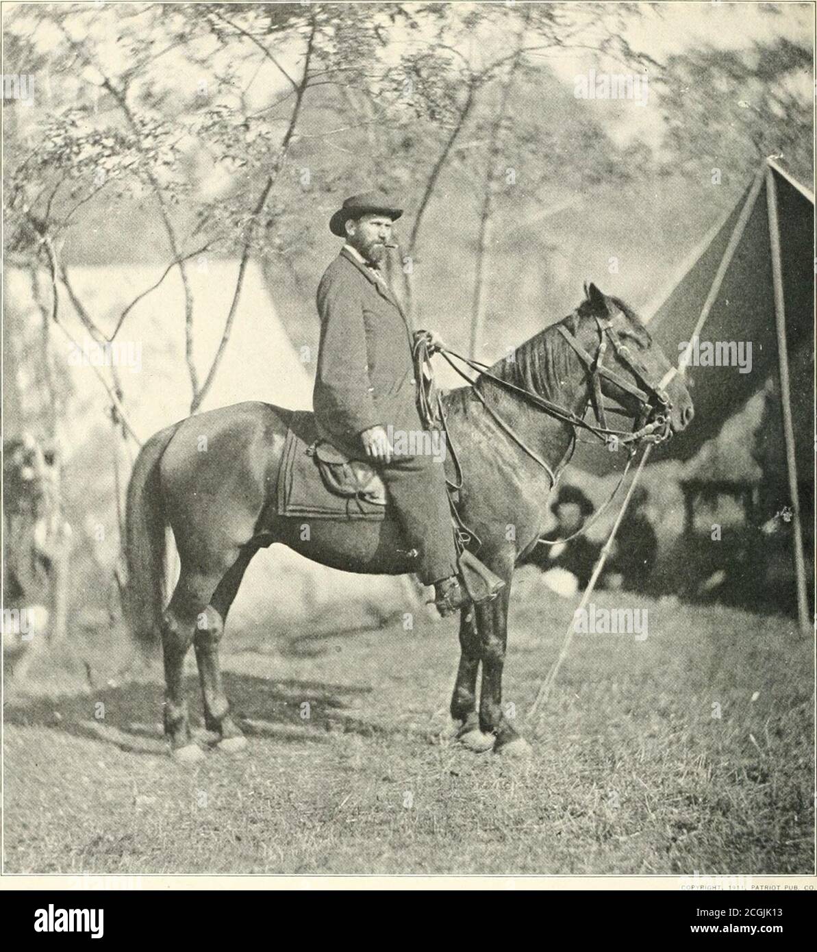 . La storia fotografica della Guerra civile : migliaia di scene fotografate 1861-65, con testo di molte autorità speciali . WILLIAM WILSON - UN SCOUTWITH L'ESERCITO DEL POTOMAC. TIIK FAMOUS ALLAN PINKERTON – TIIK MESE DELLA BATTAGLIA DI ANTIETAM il nome di Allan Pinkerton divenne uno dei più famosi lavori di servizio segreto, in tutto il mondo. Questo detectivecame acuto-witted all'America dalla Scozia circa venti anni prima dell'apertura della guerra civile. Stava conducendo un'agenzia di successo inChicago quando il suo amico, George B. McClellan, lo ha inviato per essere capo detective nel reparto del Foto Stock