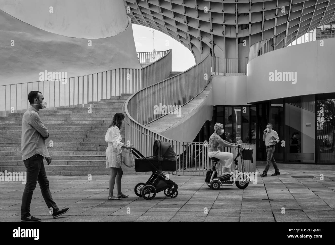 Persone che indossano maschere e camminano a Plaza de la Encarnación. Foto Stock