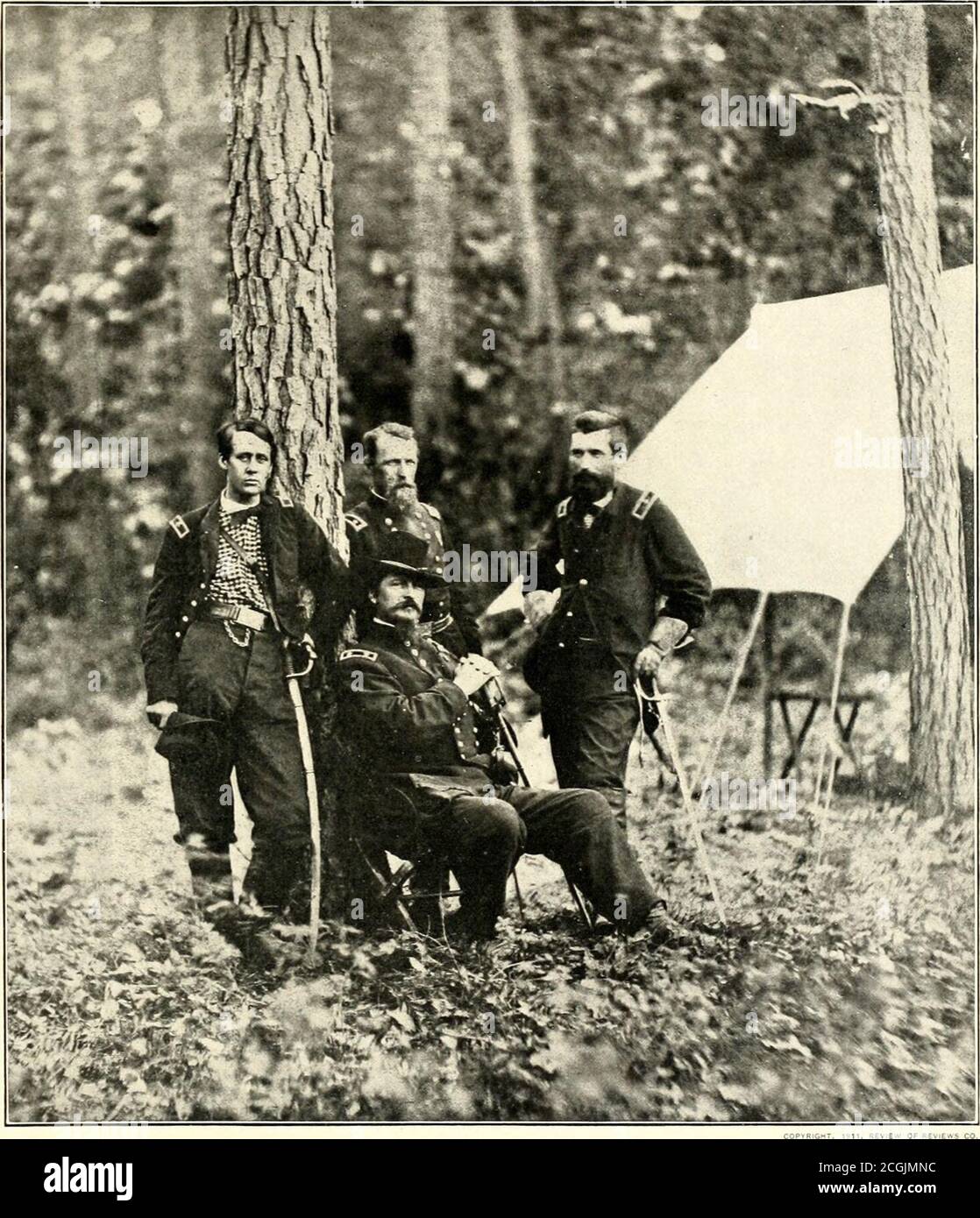 . La guerra civile attraverso la macchina fotografica : centinaia di foto vivide realmente prese nel tempo della guerra civile, insieme con la nuova storia di Elson. ^. HANCOCK, IL SUPERBO ogni uomo in questa foto è stato ferito a Gettysburg. Seduto, è Winfield Scott Hancock; il ragazzo-generale, Francis C. Barlow (whowas colpito quasi mortalmente), si appoggia contro l'albero. Gli altri due sono il generale John Gibbon e il generale David B. Birney. L'oclock di Aboutfour il pomeriggio del 1 luglio un caricatore di schiuma-flecked ha dismesso su Cemetery Hill che porta il generale Hancock. Aveva tredici miglia di galoppedotto per prendere il comando. Apprised della perdita di Rey Foto Stock