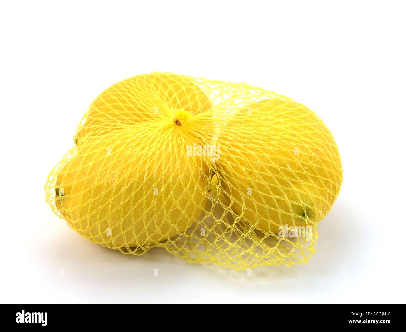 Limoni in rete su sfondo bianco Foto Stock