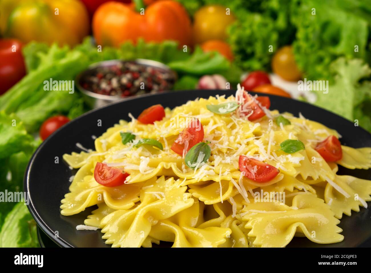 Piatto di pasta italiana, farfalle con pomodori e basilico Foto Stock