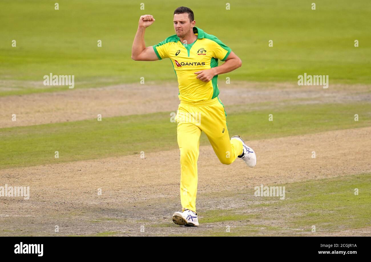 Josh Hazlewood dell'Australia celebra il wicket di Joe Root dell'Inghilterra durante la prima partita ODI Royal London all'Emirates Old Trafford, Manchester. Foto Stock