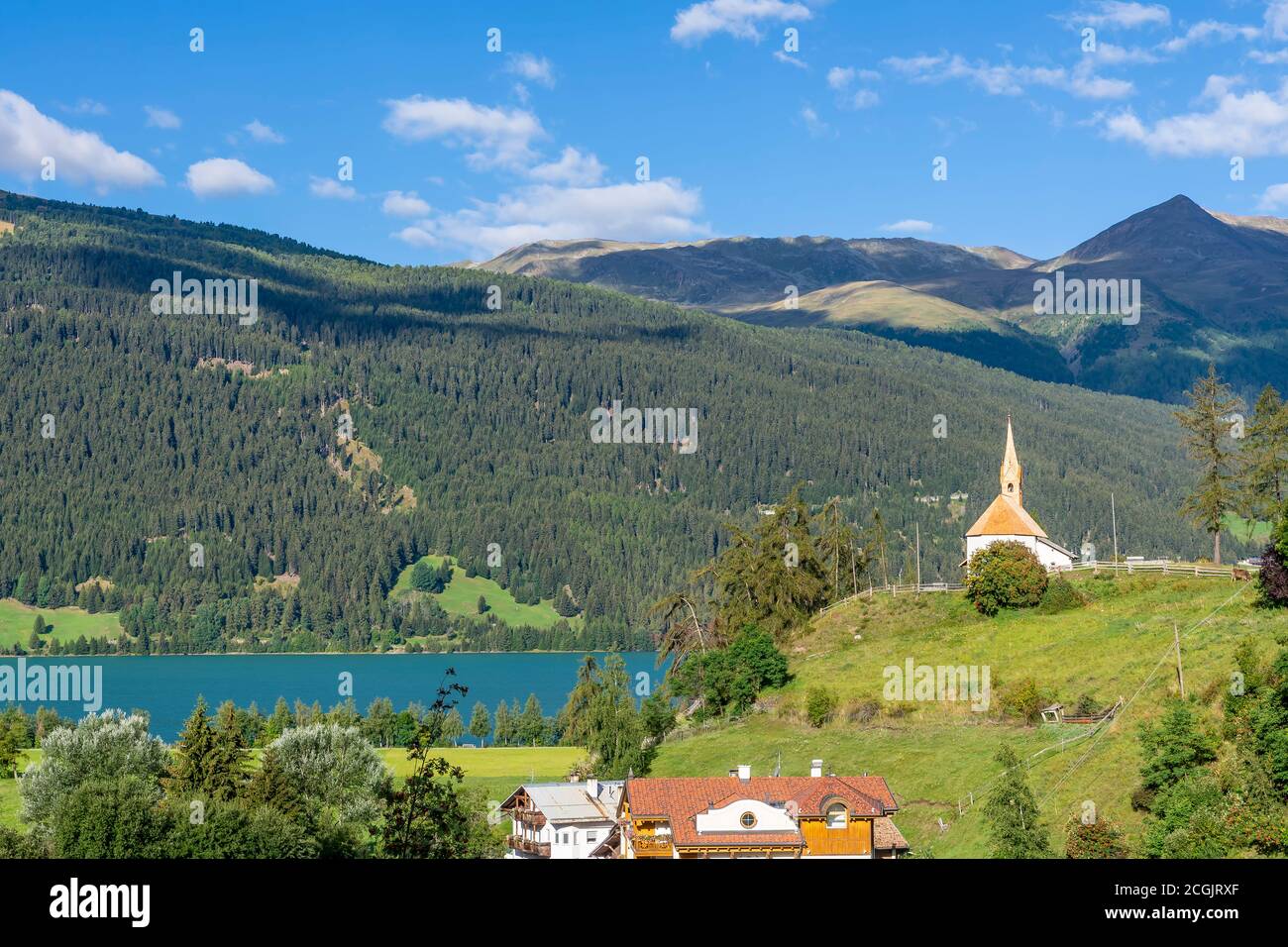Superba vista panoramica sul Lago di Resia da Curon Venosta, Alto Adige, Italia, in una soleggiata giornata estiva Foto Stock