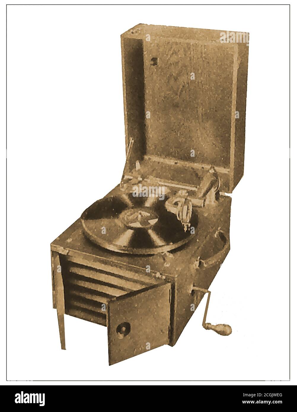 1921 questa Gramophone Company, il gramophone della scatola è generalmente considerato la prima macchina portatile di gioco di record del relativo genere. La UK Gramophone Company Limited (The Gramophone Co. Ltd.) è stata fondata da agenti di Emil Berliner (William Barry Owen e Edmund Trevor Lloyd Wynne Williams) ed è stata una delle prime società di registrazione + l'organizzazione madre per l'etichetta "His Master's Voice" (HMV), Così come l'affiliato europeo della American Victor Talking Machine Company. Successivamente si fuse con la Columbia Graphophone Company nel 1931 per diventare Electric & Musical Industries Limited (EMI) Foto Stock