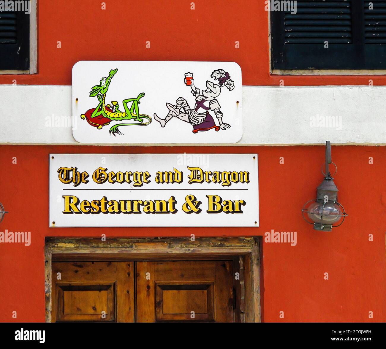The George and Dragon Restaurant & Bar, porta d'ingresso, cartone animato cavaliere e drago, edificio rosso, affari; San Giorgio; Bermuda Foto Stock