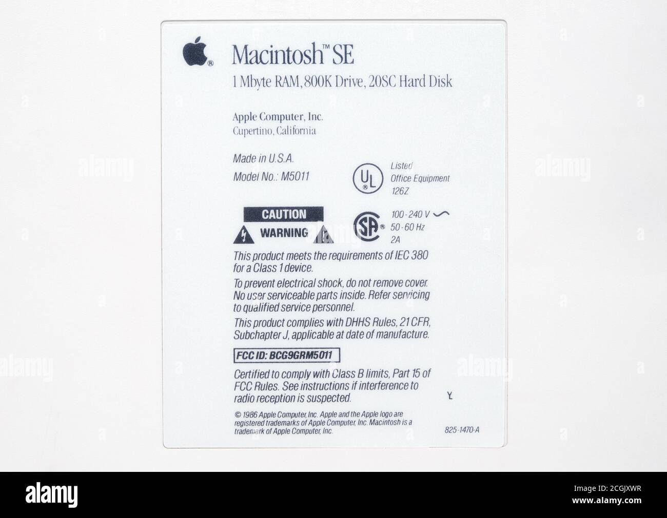 Targhetta dei dati tecnici sul retro dell'annata classica Computer desktop Apple Macintosh se dagli anni ottanta Foto Stock