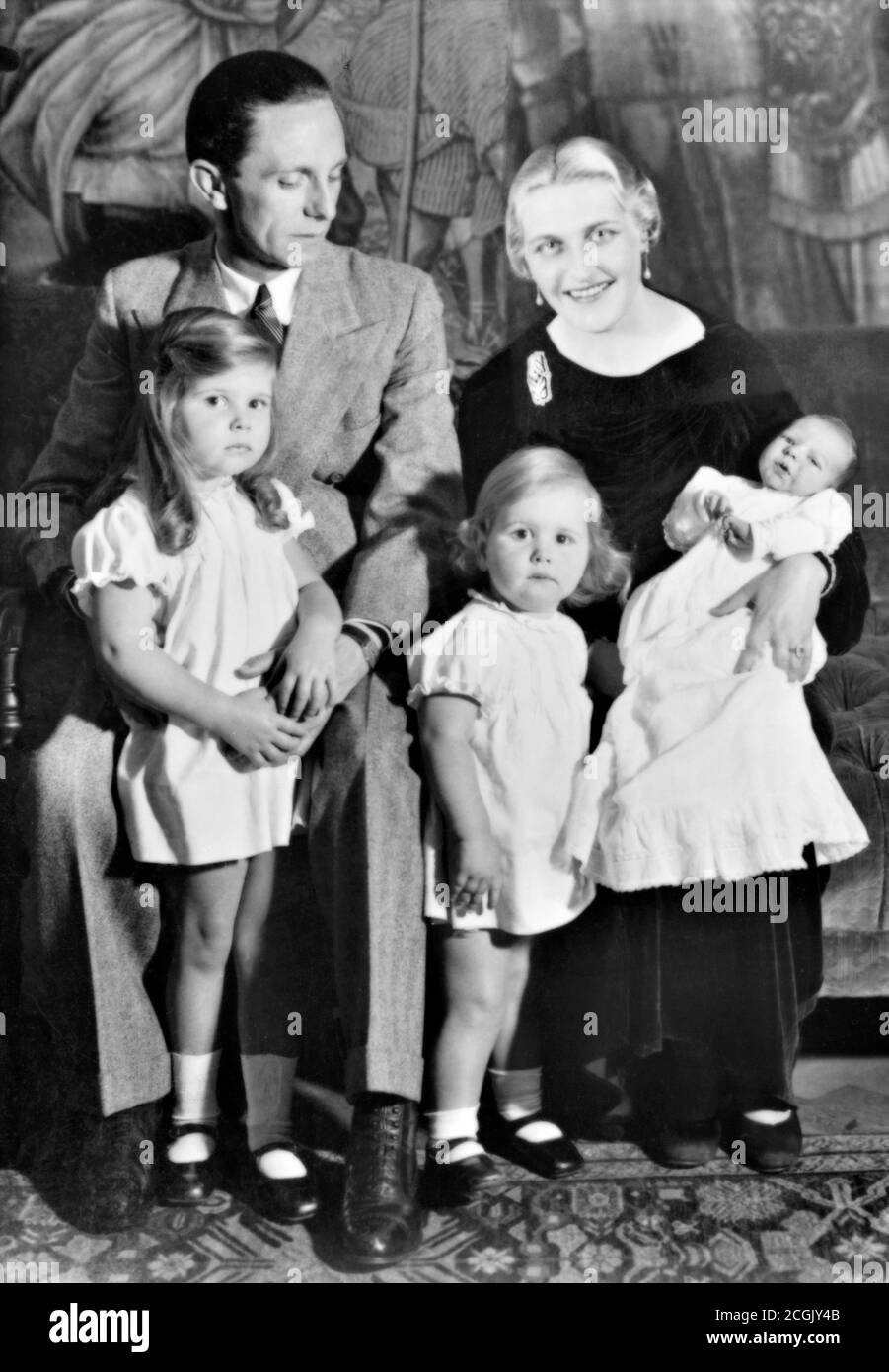 Joseph Goebbels e la famiglia. Ritratto di Paul Joseph Goebbels (1897-1945), ministro di Propaganda in Germania nazista, con sua moglie Magda Goebbels e i loro tre figli. Foto Stock