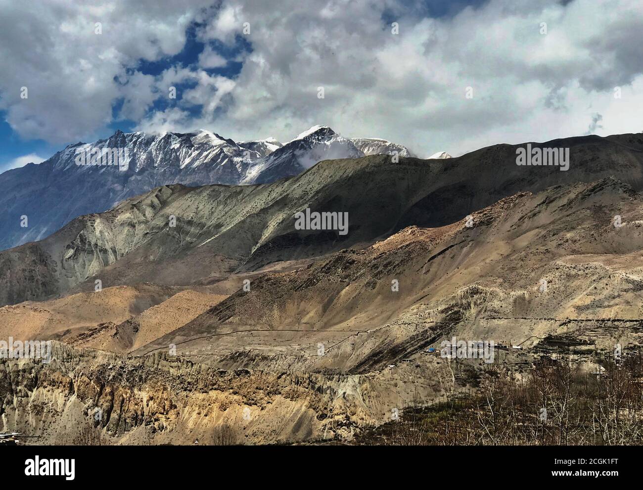 Montagne dell'Himalaya nel distretto di Mustang, Nepal, Asia. Incredibile paesaggio dell'Himalaya. Catena montuosa della neve. Annapurna circuit.Awesome natura selvaggia Foto Stock