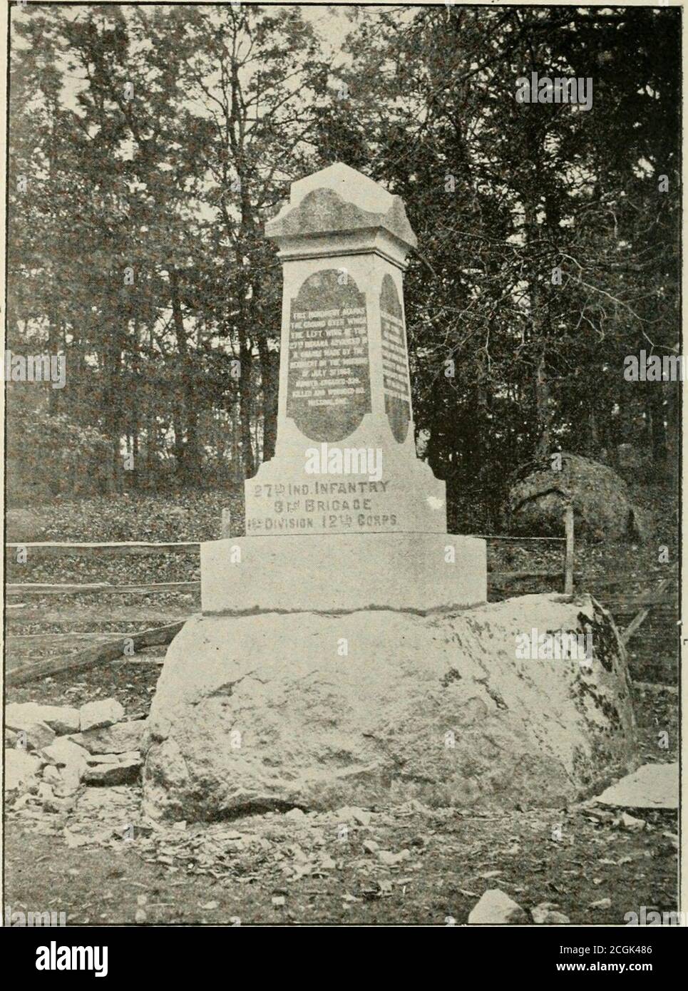 . La ventisettesima fanteria volontaria dell'Indiana nella guerra della ribellione, dal 1861 al 1865. Prima divisione, 12° e 20° corpo. Una storia della sua reclutamento, organizzazione, vita di campo, marce e battaglie, insieme con una rosa degli uomini che la compongono .. . Segna il punto OverWhich l'ala sinistra del ventisettesimo Indiana Advanced, carica INA dal reggimento, la mattina del terzo luglio 1863. Num-ber innestato, 339. Ucciso e ferito, 110. Più in alto nello stesso prato, su un altro masso, si trova un altro albero modesto, eretto dai sopravvissuti e amici del vsecondo Massachusetts. I due a Foto Stock