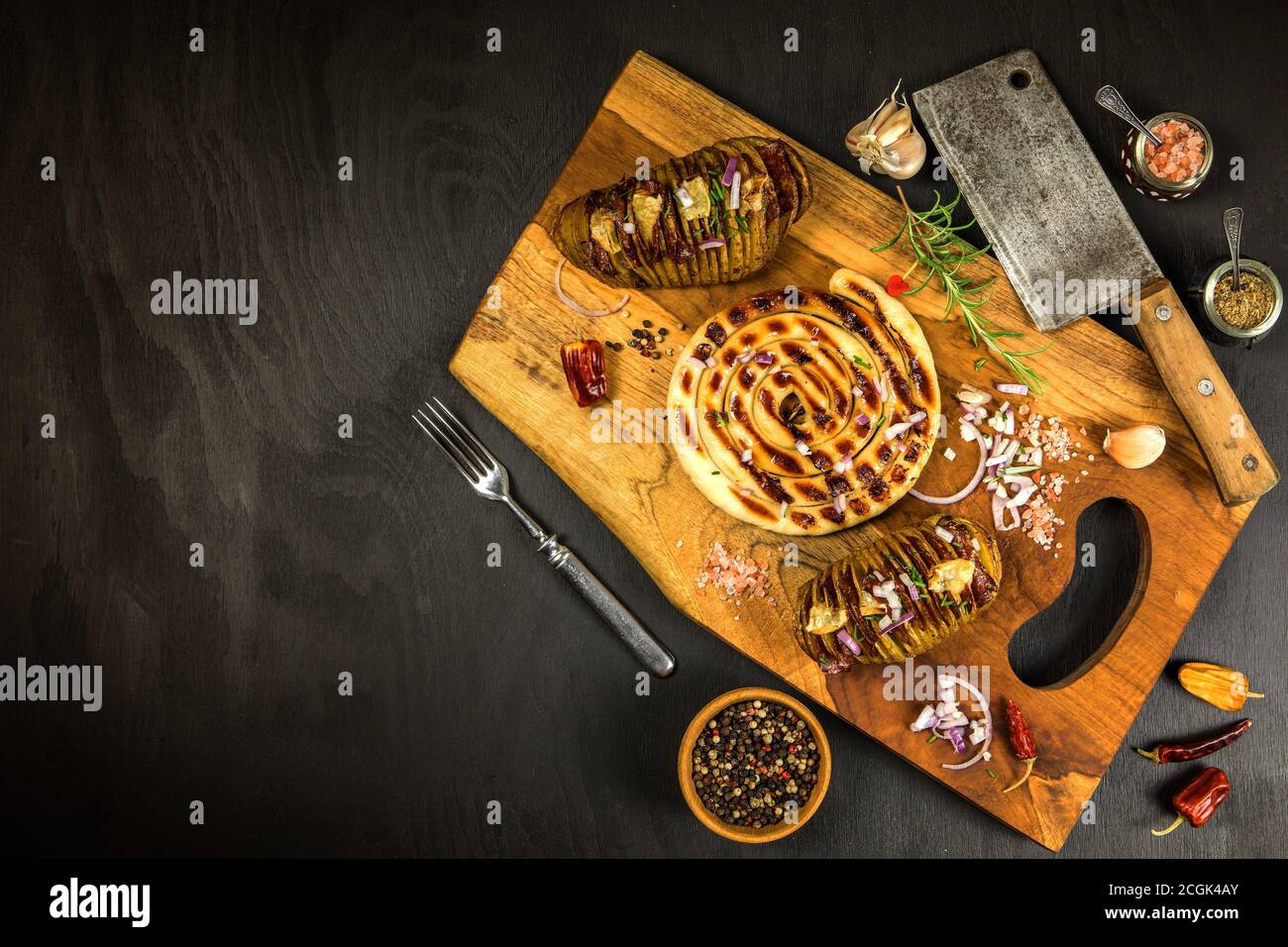 Deliziosa salsiccia bianca alla griglia con patate. Set di salsicce alla griglia, salsicce di caccia in legno, salsicce di maiale, salsicce fatte in casa, Foto Stock