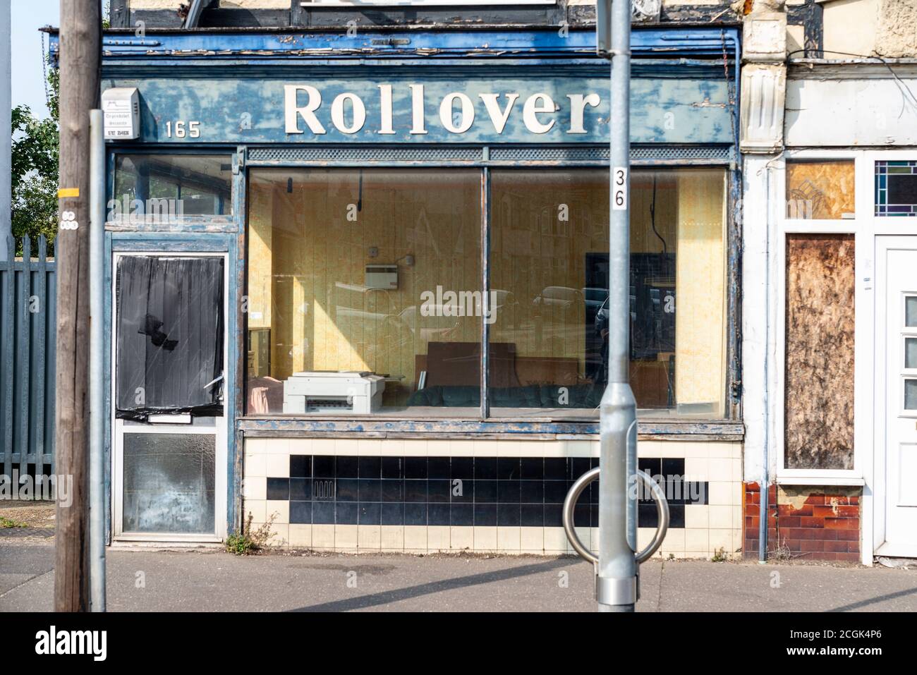 Decadendo negozio vuoto chiamato Rollover, a Westcliff on Sea, Southend, Essex, Regno Unito. Proprietà di affari a lungo termine vacante dilapidata con vecchia apparecchiatura lasciata Foto Stock