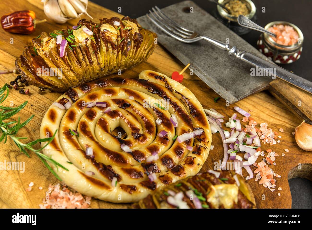 Deliziosa salsiccia bianca alla griglia con patate. Set di salsicce alla griglia, salsicce di caccia in legno, salsicce di maiale, salsicce fatte in casa, Foto Stock