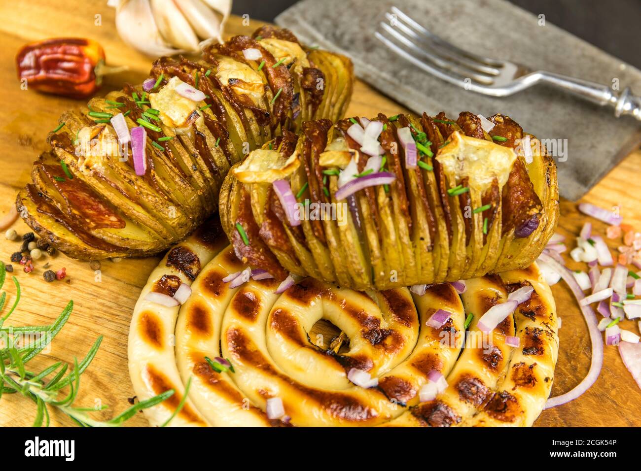 Deliziosa salsiccia bianca alla griglia con patate. Set di salsicce alla griglia, salsicce di caccia in legno, salsicce di maiale, salsicce fatte in casa, Foto Stock