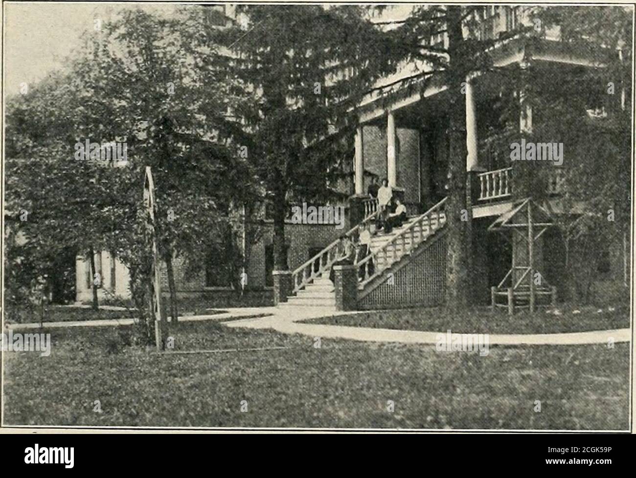 . Storia centenaria e manuale dell'Indiana : la storia dello stato dal suo inizio alla chiusura della guerra civile, e un'indagine generale sul progresso fino al momento attuale . Sacred Heart Academy, Fort Wayne. PostOffice Building, Fort Wayne. Grandi negozi di costruzione e riparazione auto delle linee Penn-silvania si trovano qui, e il Wabash, Nickel Plate, e il lago Shore & MichiganSouthern ferrovie mantenere piante moderne Forlight auto e locomotiva riparazione. Fort Wayne è il punto terminale di cinque importanti ferrovie elettriche interurbane, che raggiungono in tutte le direzioni. Le scuole pubbliche di FortWayne Foto Stock