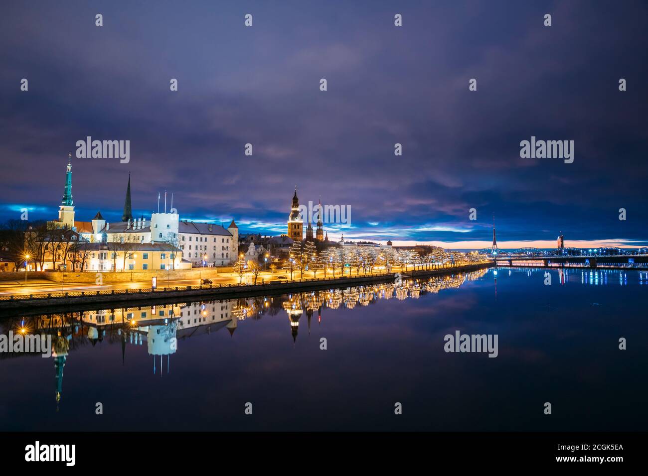 Riga, Lettonia, Europa. Paesaggio urbano al mattino. Vista notturna del Castello, della Cattedrale a cupola e della Chiesa di San Pietro. Luogo popolare con famosi monumenti Foto Stock