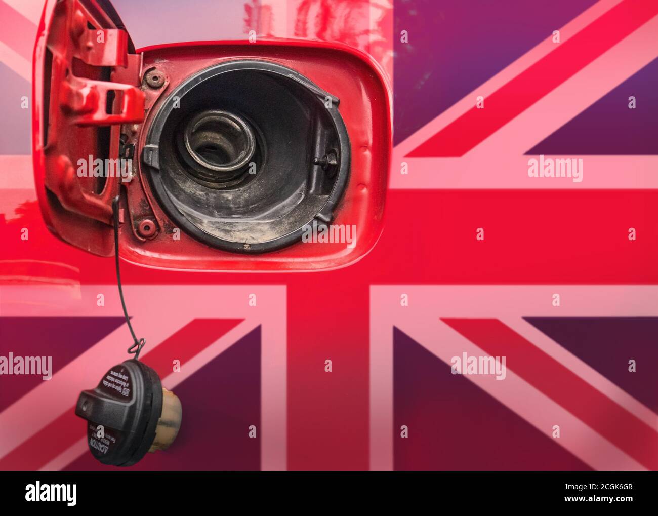 L'apertura del serbatoio del carburante di un'automobile che ha la bandiera del Regno Unito. Foto Stock