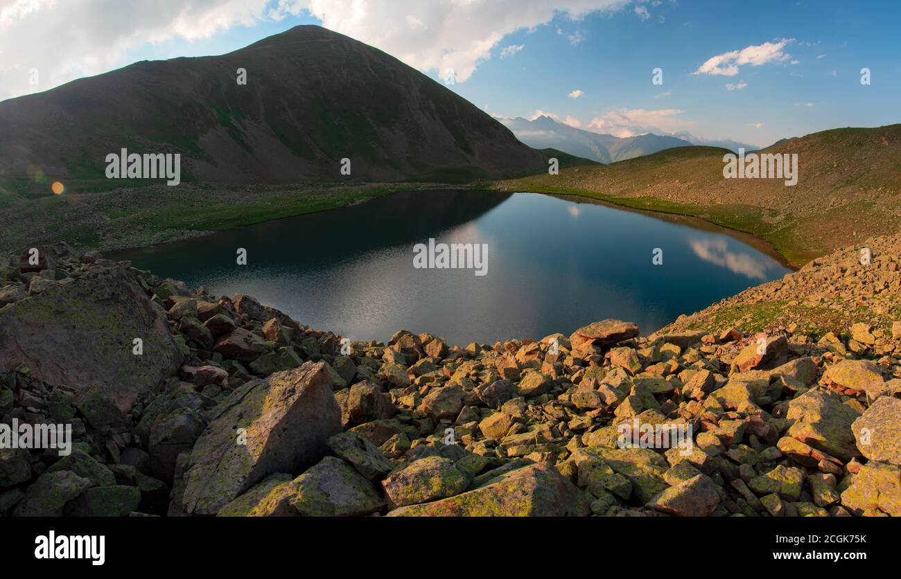 Lago di alta montagna Shobaidak nella gola Mukhinsky della Teberda riserva della biosfera Foto Stock
