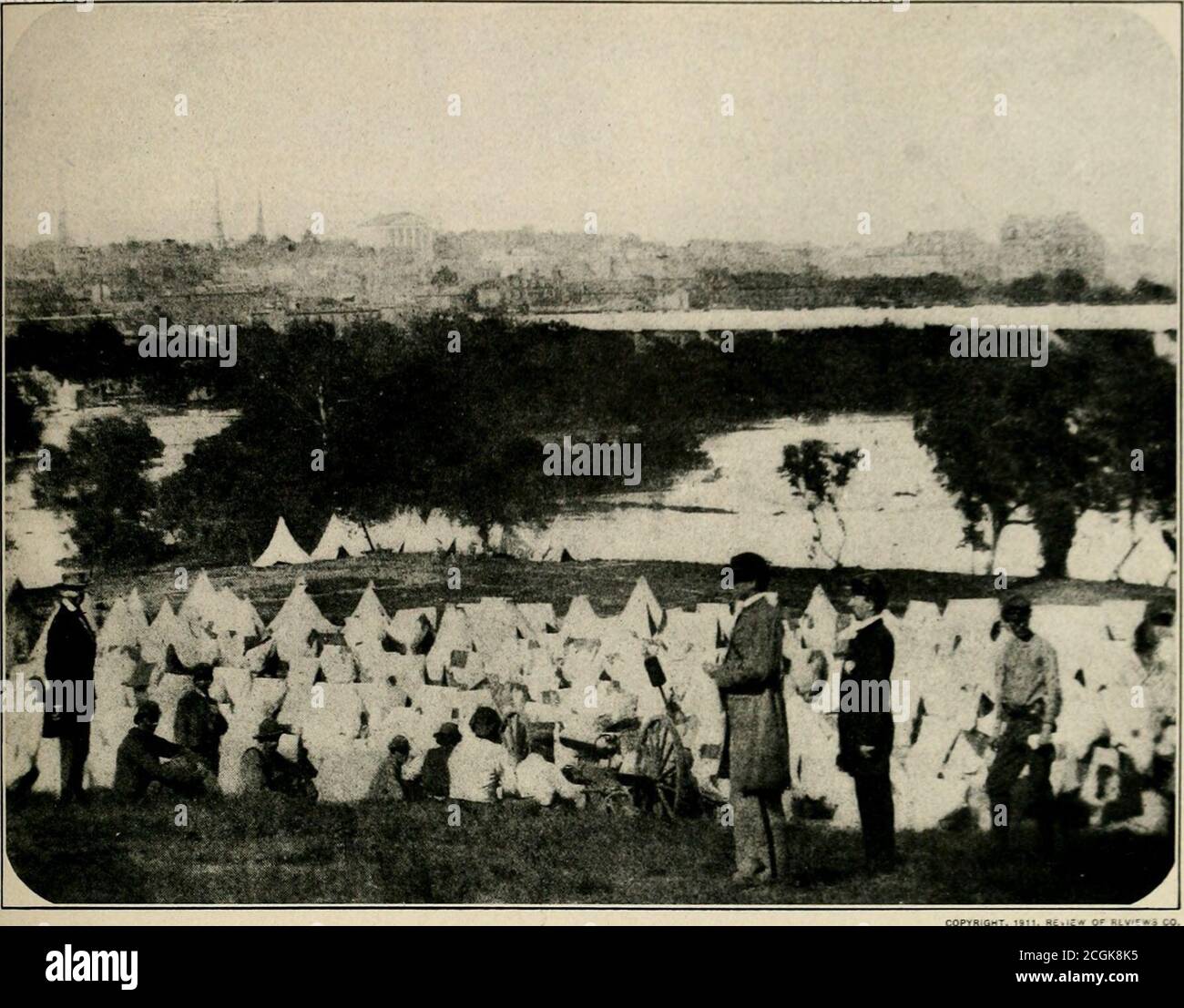 . La storia fotografica della guerra civile : migliaia di scene fotografate 1861-65, con testo di molte autorità speciali. Edificio, contenente sale da notte. Non vi era mai posto alcun mobilio e gli uomini si addormentavano sul pavimento. Da essa, il colonnello Rose e i suoi compagni scapparono, nel 1864, facendo un tunneling dal seminterrato sotto la strada, ma le fughe erano generalmente poche. Questo comando di prigionia del maggiore Thomas P. Turner, anche se un subore-dinato, Richard Turner, aveva un controllo più diretto. Per un certo tempo è stato fatto un tentativo di preservare ragionevoli precauzioni sanitarie. I pavimenti sono stati lavati; un fango Foto Stock