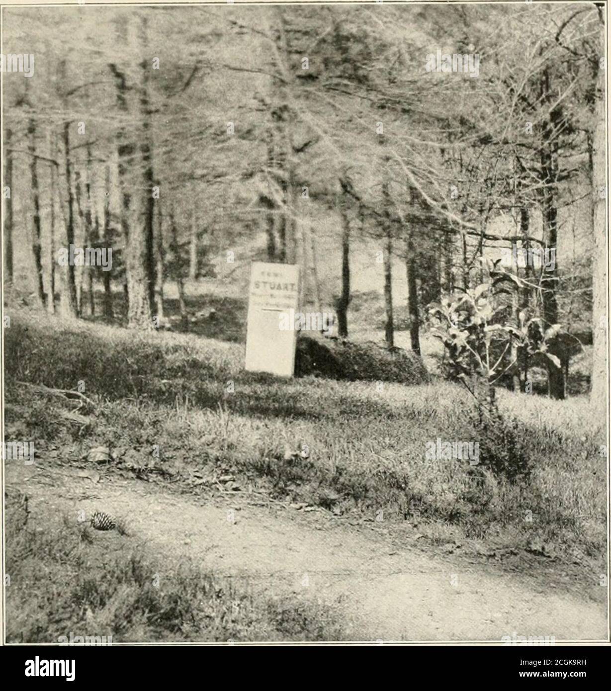 . La storia fotografica della Guerra civile : migliaia di scene fotografate 1861-65, con testo di molte autorità speciali . ^m. UNA VISIONE IN TEMPO DI GUERRA DELLA TOMBA DI STUART Gcnl Stuart – ferita il 11 maggio 1804 – morì il VI maggio 1864. Tliis semplice testa-lastra su una collina boscosa vicino a Rithmond verso la chiusura della guerra ha fatto un duro colpo alla causa con-federato. In quella lotta contro le probabilità più pesanti e più pesanti, ogni uomo ha contato. Equando distruggeva fate scelse per la sua vittima il leader il cui spirito non era mai caduto, whosecourage non aveva mai fallito, non importa quanto pericoloso Tlie raid, quanto feroce la carica e contare Foto Stock