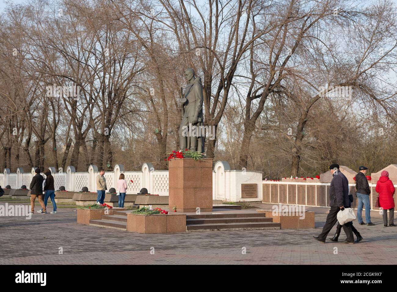 La gente è vicino al monumento di Alesha ai soldati del Seconda guerra mondiale vicino al Memoriale della Vittoria di Krasnoyarsk Foto Stock