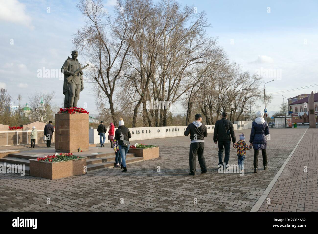 La gente cammina vicino al Alesha - un monumento ai soldati Della seconda guerra mondiale vicino al Memoriale della Vittoria del Krasnoyarsk Foto Stock