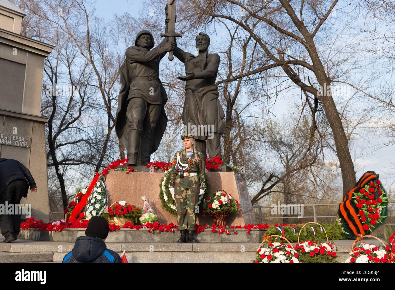 Monumento 'Unione della parte anteriore e posteriore' durante la celebrazione della Giornata della Vittoria della seconda Guerra Mondiale vicino all'edificio Victory Memorial. Foto Stock