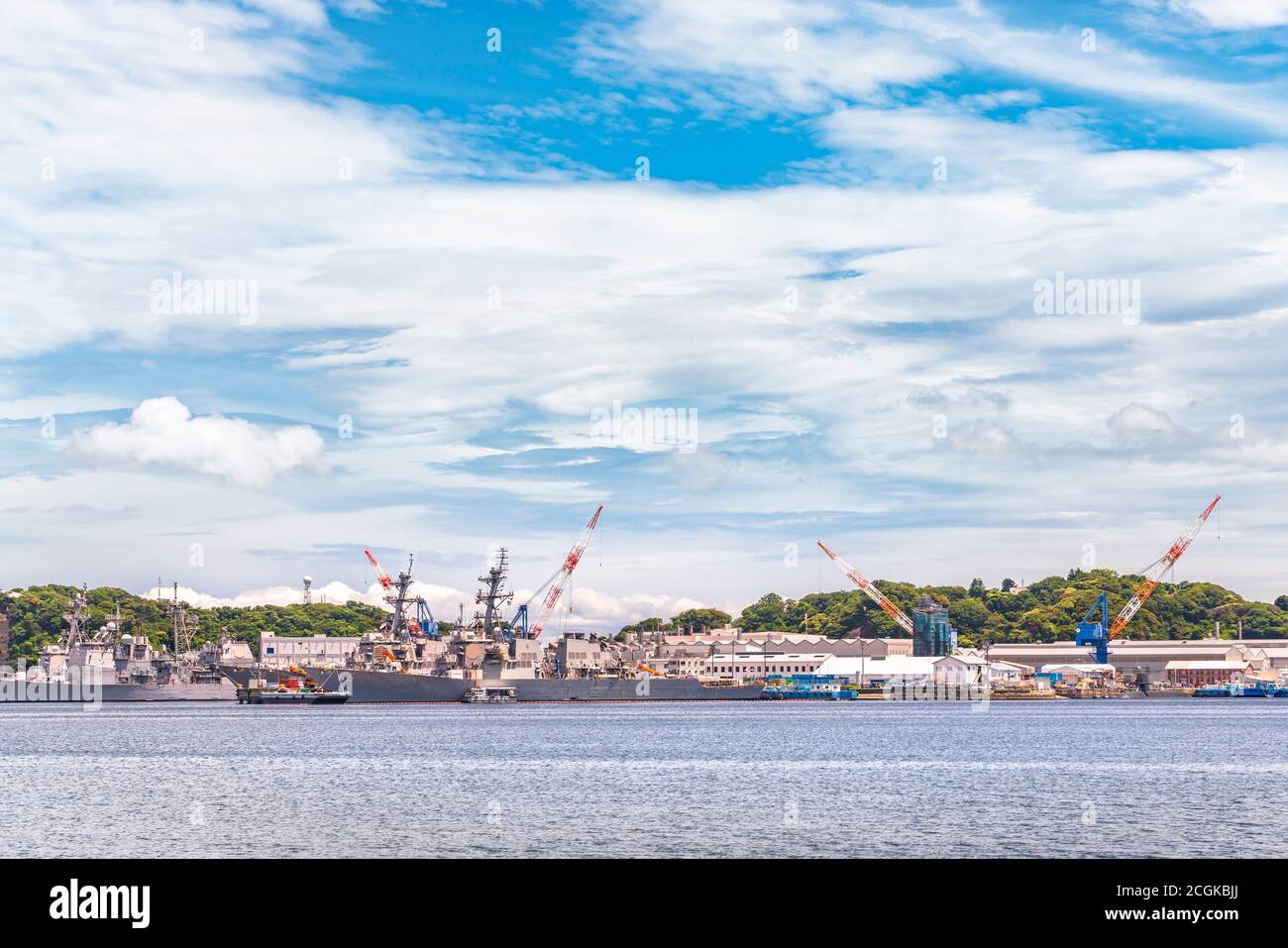 yokosuka, giappone - luglio 19 2020: Cacciatorpediniere americano di classe Burke USS John S. McCain DDG-56 e USS Curtis Wilbur DDG-54 degli Stati Uniti Nav Foto Stock