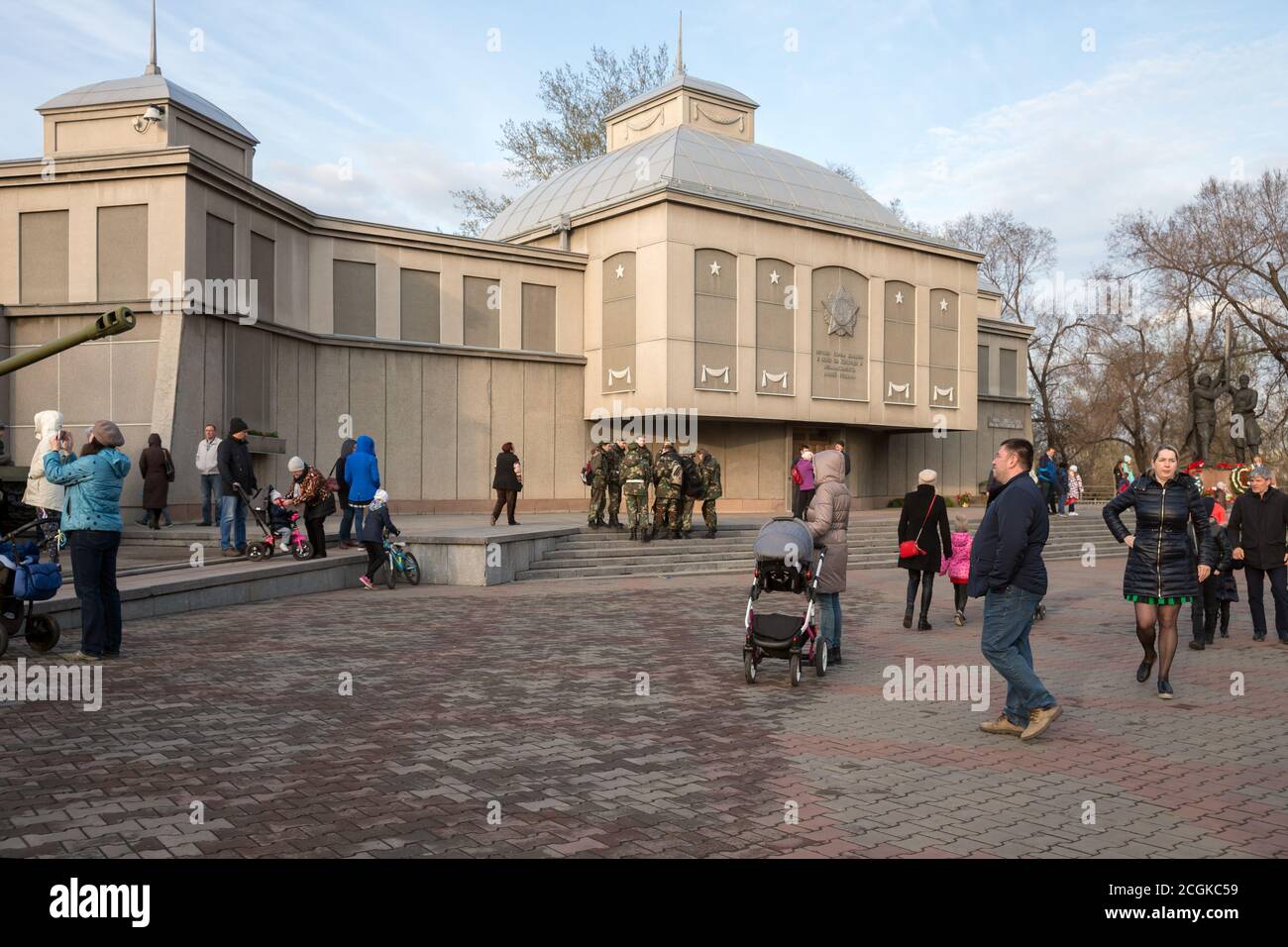La gente cammina di fronte al Victory Memorial Building durante la celebrazione del giorno della Vittoria nella Grande Guerra Patriottica. Foto Stock