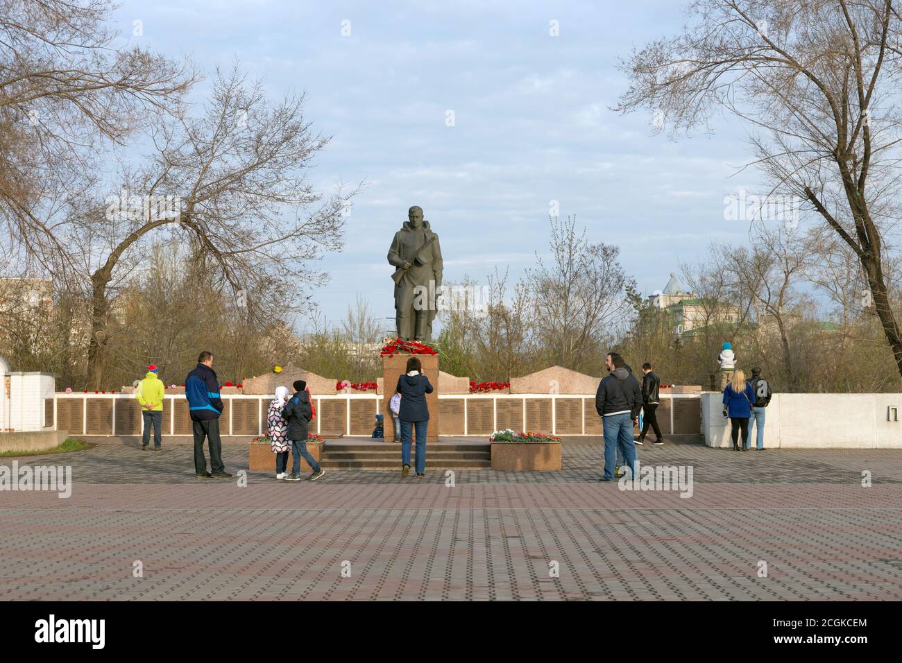 La gente è venuto all'Alesha - un monumento ai soldati Della seconda guerra mondiale vicino al Memoriale della Vittoria del Krasnoyarsk Foto Stock