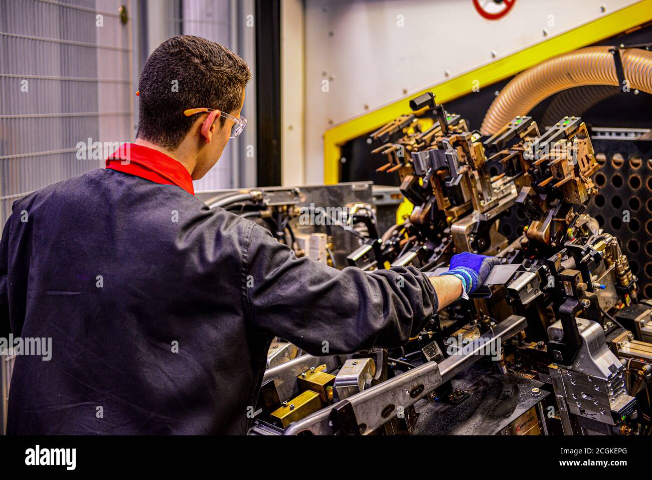 Geely Automobile Manufacturing Plant, gli addetti agli impianti di assemblaggio stanno assemblando il motore, rappresentando il livello più alto di C Foto Stock