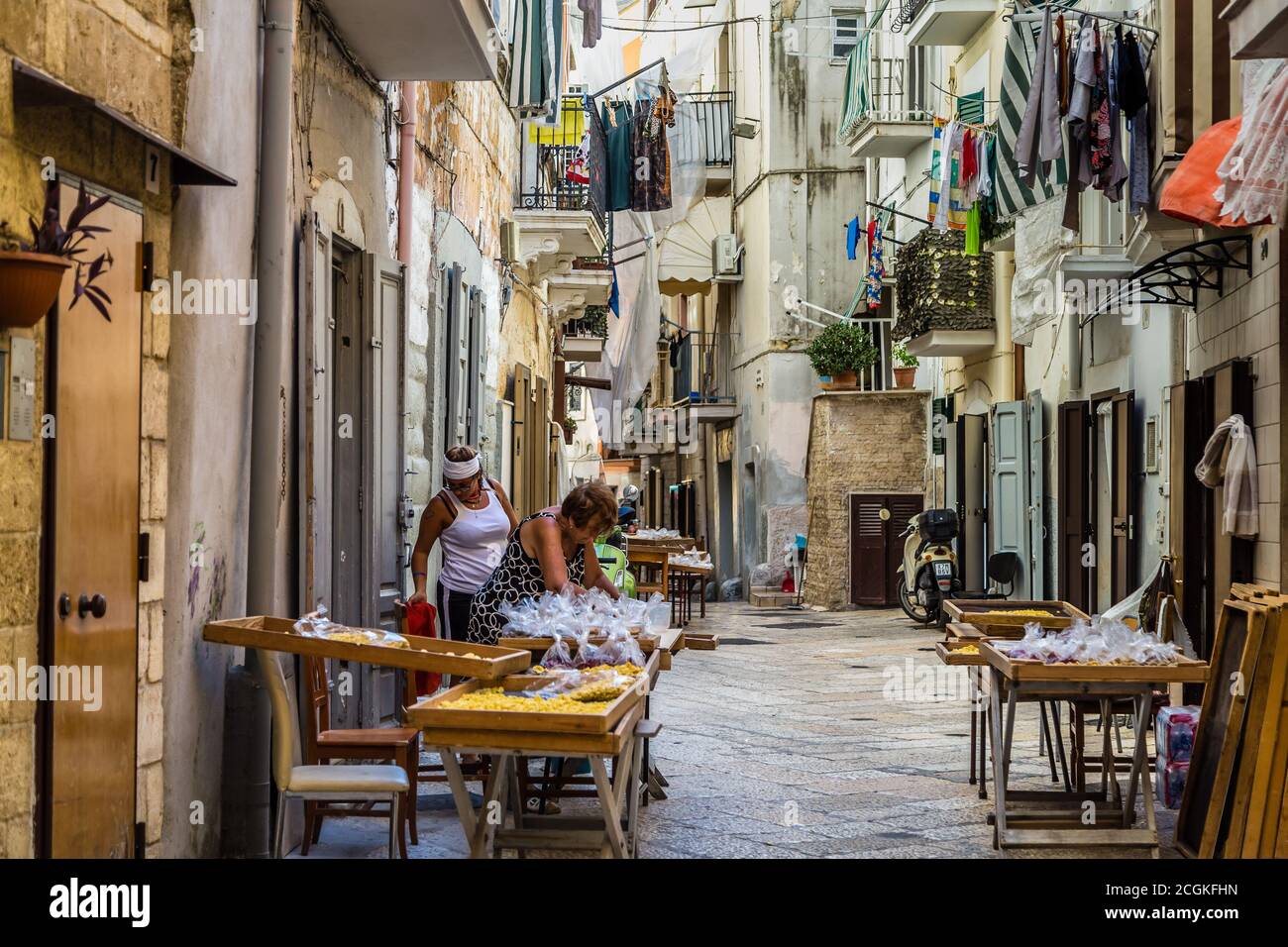 BARI, ITALIA - 1 SETTEMBRE 2020: Casalinghe che fanno orecchiette per le strade di Bari Vecchia Foto Stock