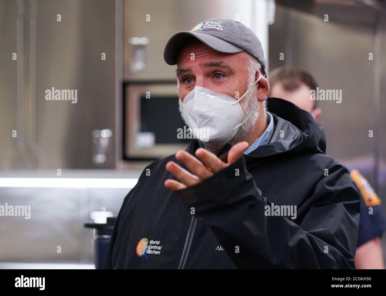 Washington, DC, Stati Uniti. 11 Settembre 2020. Lo chef Jose Andres della World Central Kitchen parla ai vigili del fuoco durante una visita alla Engine Company 16 per onorare i primi soccorritori del Distretto che hanno servito e quelli che hanno perso la vita negli attacchi del 11 settembre durante il giorno di servizio 9-11 del 11 settembre, 2020 a Washington, DC. Foto di Jemal Countess/UPI Credit: UPI/Alamy Live News Foto Stock