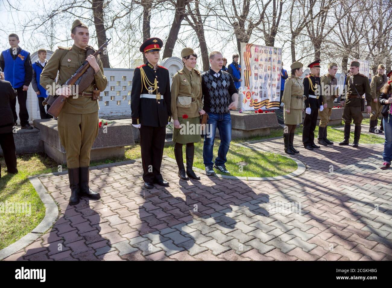 I giovani interessati si trovano nella guardia d'onore nel Memoriale della Vittoria durante la celebrazione della Giornata della Vittoria. Foto Stock