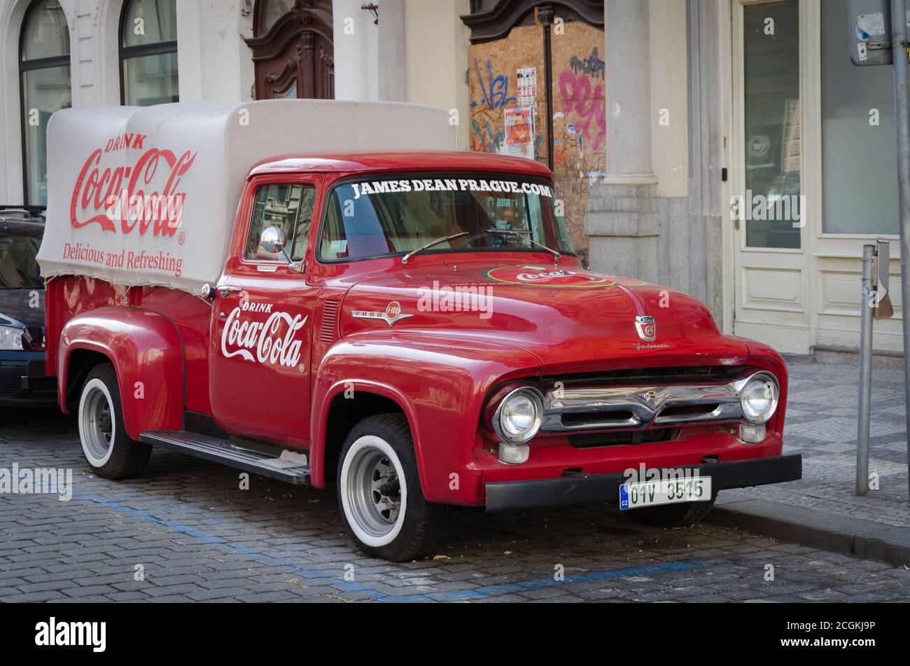 Camion rosso retro Ford F-100 con iscrizione Coca Cola a bordo sulle strade di Praga, Repubblica Ceca Foto Stock