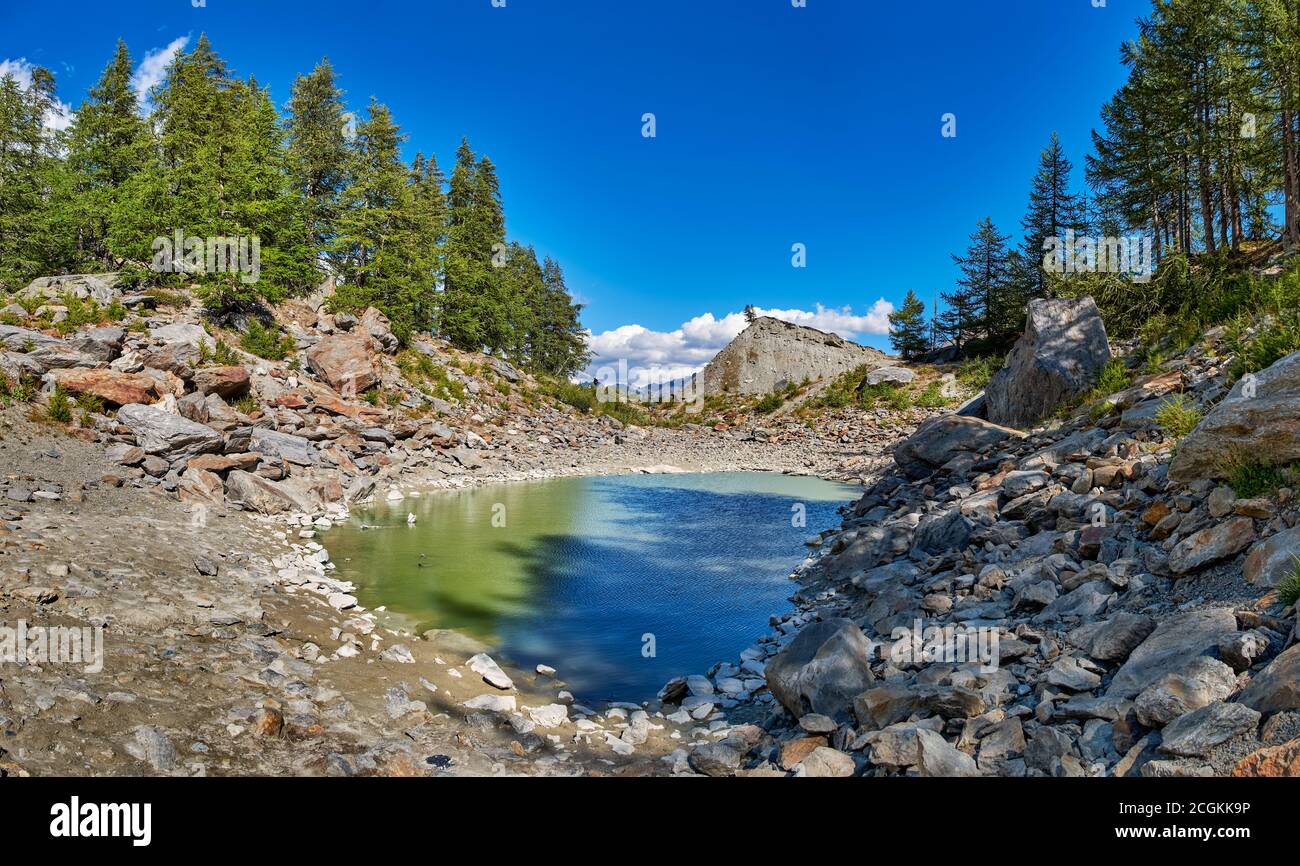 Vista sulle montagne, sul ghiacciaio e sui laghi. Il paesaggio del ghiacciaio Miage in estate. Il ghiacciaio Miage è un ghiacciaio della Valle d'Aosta che scende da Mon Foto Stock