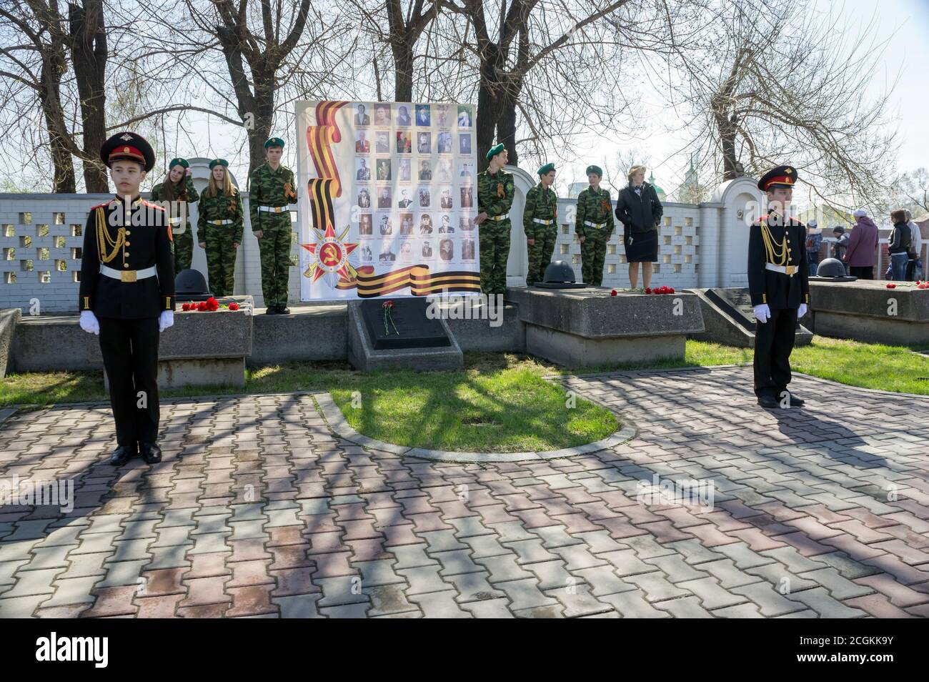 I cadetti si trovano nella guardia d'onore nel Victory Memorial durante la celebrazione del giorno della Vittoria. Foto Stock