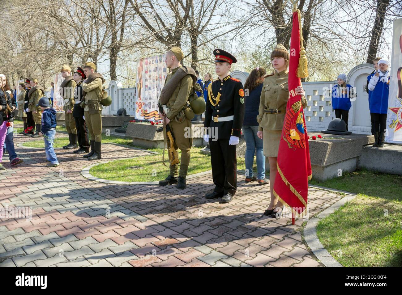 I giovani patriottici si trovano in guardia d'onore con un colore regimentale nel Memoriale della Vittoria durante la celebrazione della Giornata della Vittoria a Krasnoyarsk. Foto Stock