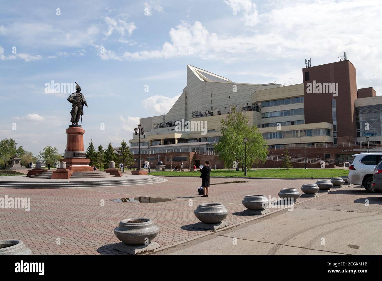Donna fotografa un monumento a statista N.P. Rezanov sulla piazza di fronte alla Grande Sala Concerti nella città di Krasnoyarsk. Russia. Foto Stock