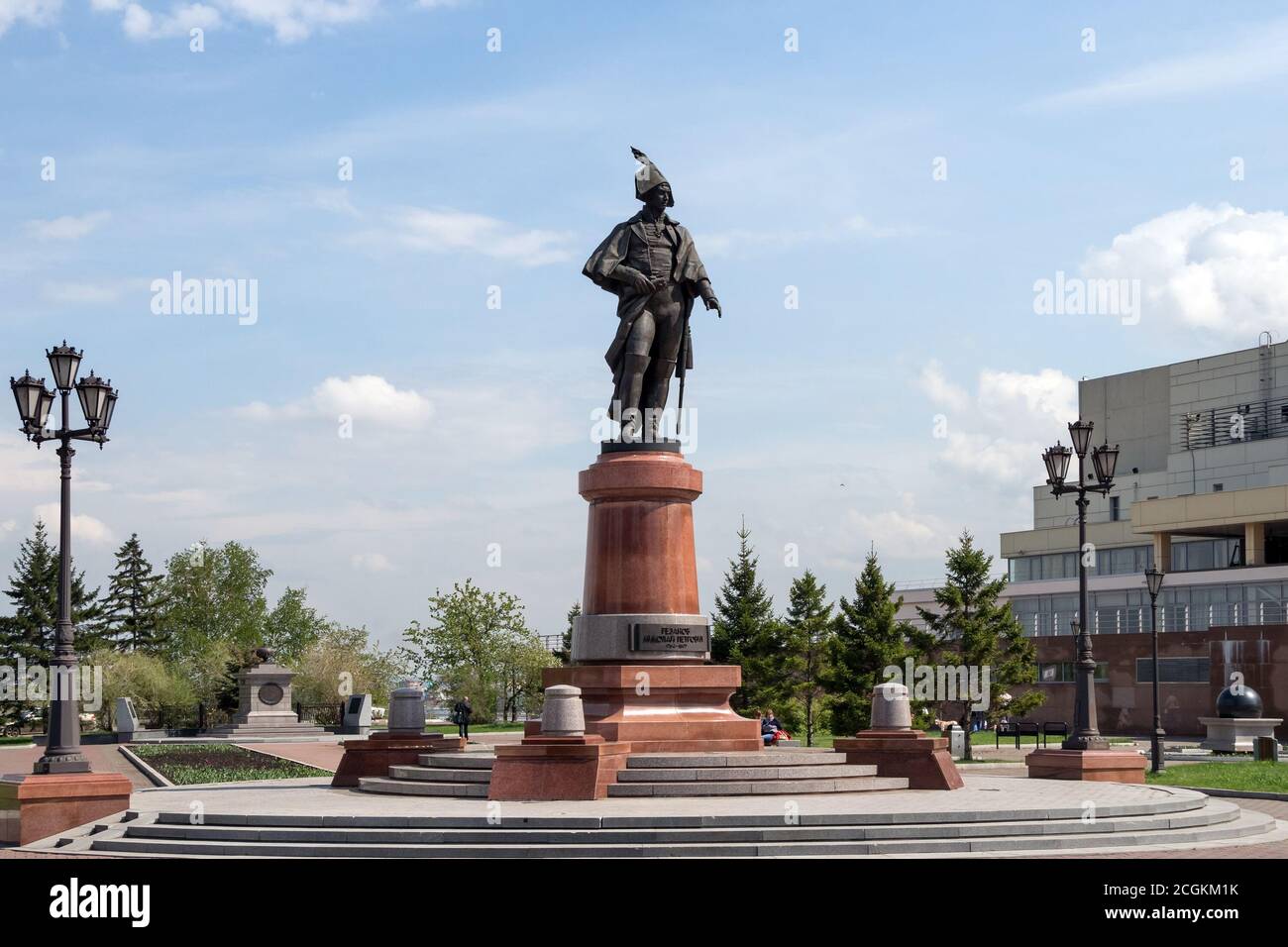 Monumento a statesman N.P. Rezanov (1799-1881) sulla piazza di fronte alla Grande Sala dei Concerti nella città di Krasnoyarsk in primavera. Russia. Foto Stock